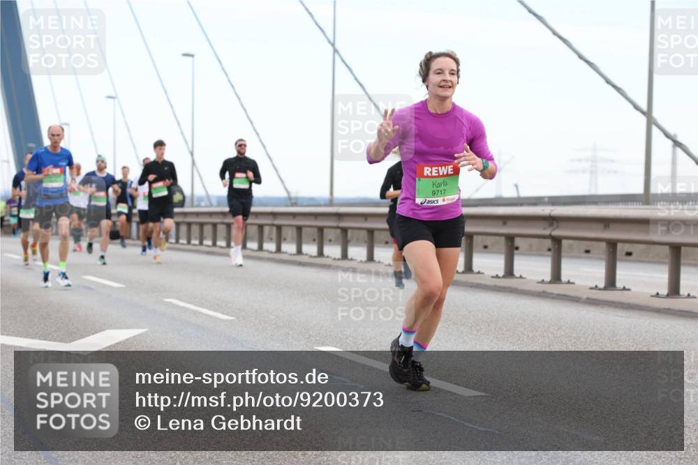 03.10.2025 - Köhlbrandbrückenlauf Lena Gebhardt http://msf.ph/oto/9200373 03.10.2025 15:23:01 Position 1 9717 meine-sportfotos.de