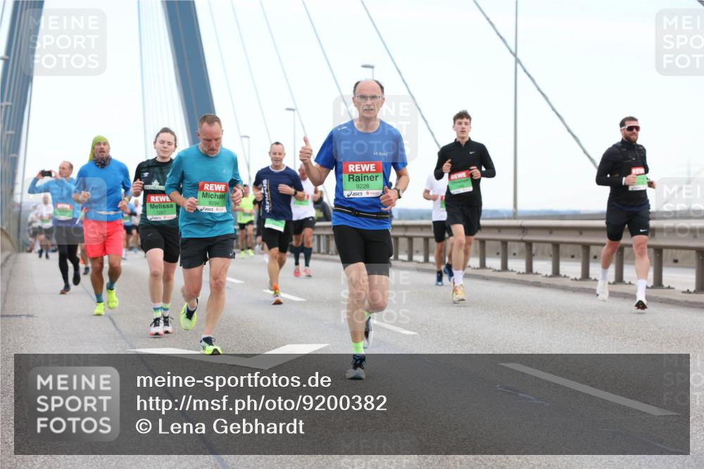 03.10.2025 - Köhlbrandbrückenlauf Lena Gebhardt http://msf.ph/oto/9200382 03.10.2025 15:23:04 Position 1 7257, 9294, 9226 meine-sportfotos.de