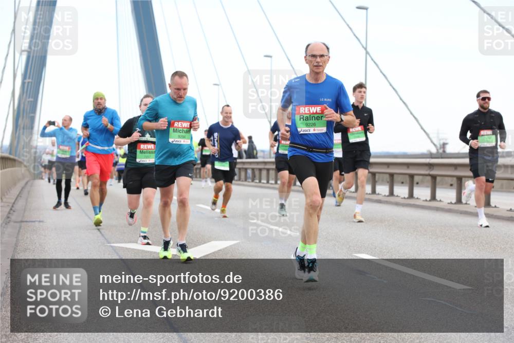03.10.2025 - Köhlbrandbrückenlauf Lena Gebhardt http://msf.ph/oto/9200386 03.10.2025 15:23:04 Position 1 7257, 9294, 9226 meine-sportfotos.de