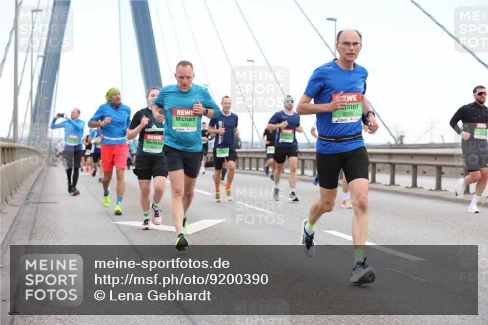 03.10.2025 - Köhlbrandbrückenlauf Lena Gebhardt http://msf.ph/oto/9200390 03.10.2025 15:23:05 Position 1 7257, 9294, 9226 meine-sportfotos.de