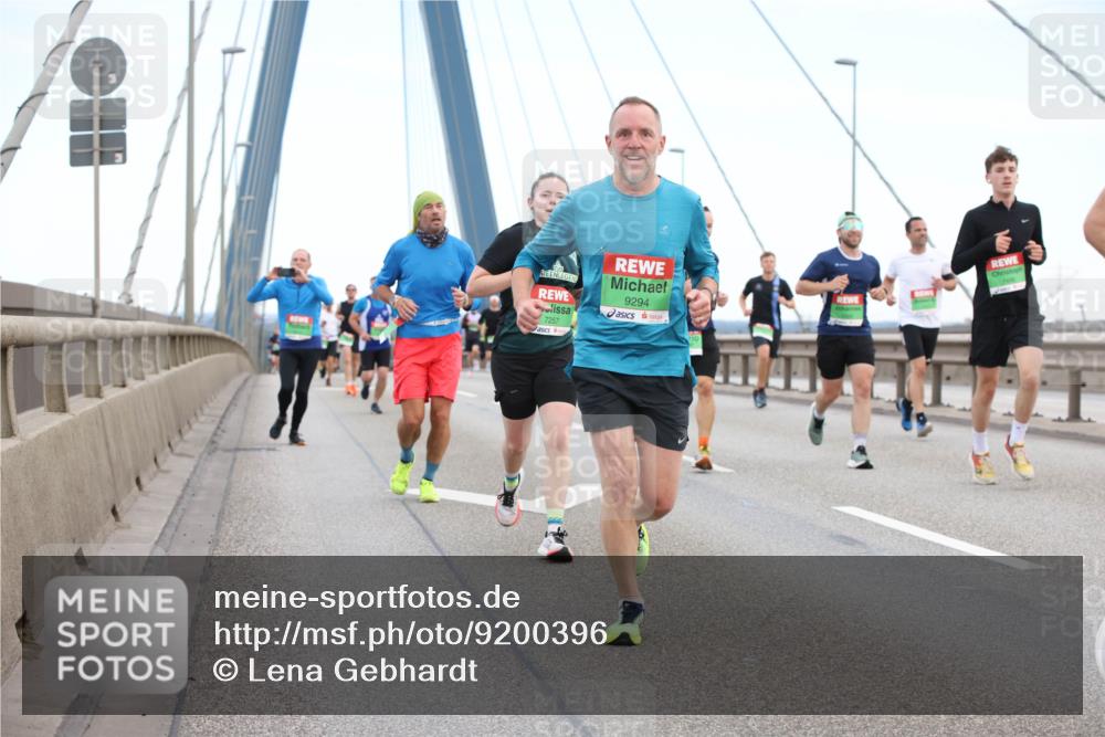 03.10.2025 - Köhlbrandbrückenlauf Lena Gebhardt http://msf.ph/oto/9200396 03.10.2025 15:23:06 Position 1 9294, 7257 meine-sportfotos.de