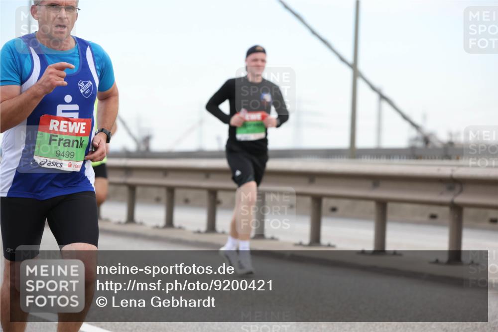 03.10.2025 - Köhlbrandbrückenlauf Lena Gebhardt http://msf.ph/oto/9200421 03.10.2025 15:23:12 Position 1 9499, 1921 meine-sportfotos.de