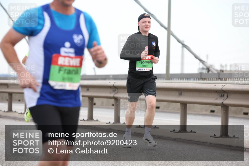 03.10.2025 - Köhlbrandbrückenlauf Lena Gebhardt http://msf.ph/oto/9200423 03.10.2025 15:23:12 Position 1 9101 meine-sportfotos.de