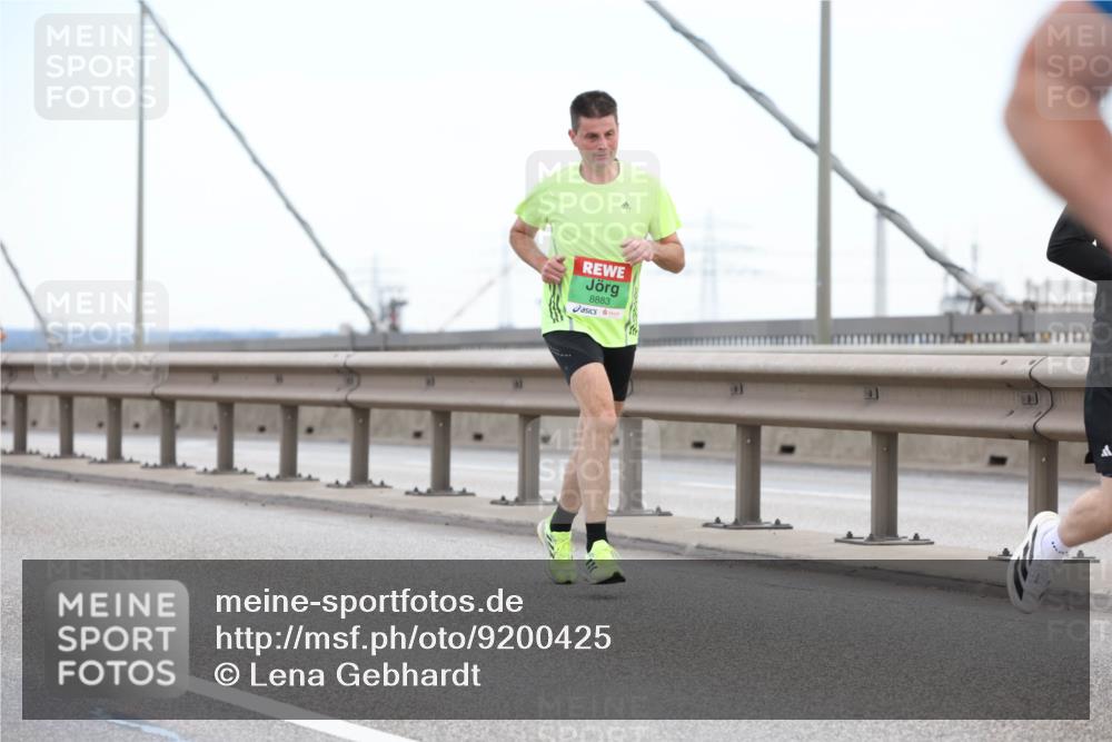 03.10.2025 - Köhlbrandbrückenlauf Lena Gebhardt http://msf.ph/oto/9200425 03.10.2025 15:23:13 Position 1 8883 meine-sportfotos.de