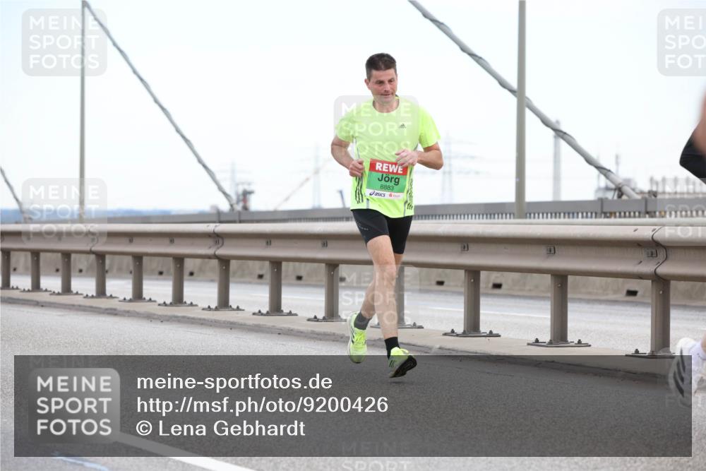 03.10.2025 - Köhlbrandbrückenlauf Lena Gebhardt http://msf.ph/oto/9200426 03.10.2025 15:23:13 Position 1 8883 meine-sportfotos.de