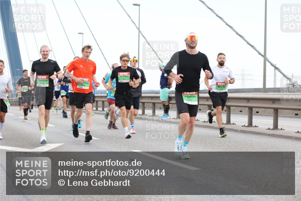 03.10.2025 - Köhlbrandbrückenlauf Lena Gebhardt http://msf.ph/oto/9200444 03.10.2025 15:23:17 Position 1 7116, 7577, 7094 meine-sportfotos.de