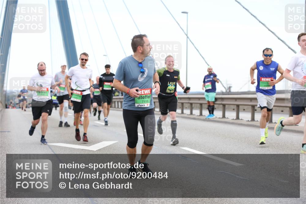 03.10.2025 - Köhlbrandbrückenlauf Lena Gebhardt http://msf.ph/oto/9200484 03.10.2025 15:23:24 Position 1 7115 meine-sportfotos.de