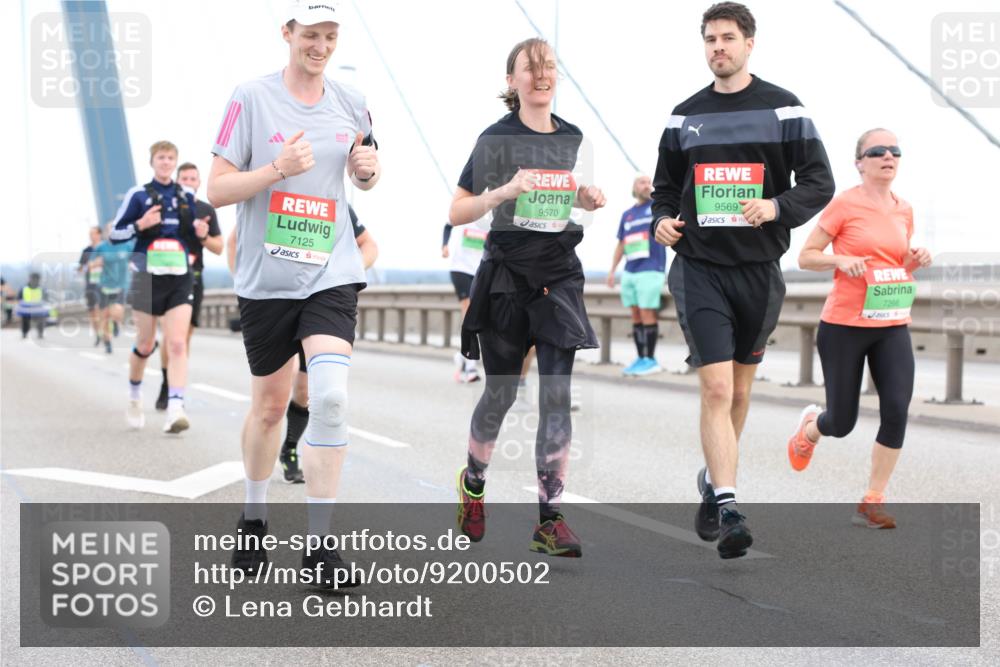 03.10.2025 - Köhlbrandbrückenlauf Lena Gebhardt http://msf.ph/oto/9200502 03.10.2025 15:23:28 Position 1 7125, 9570, 9569, 7266 meine-sportfotos.de