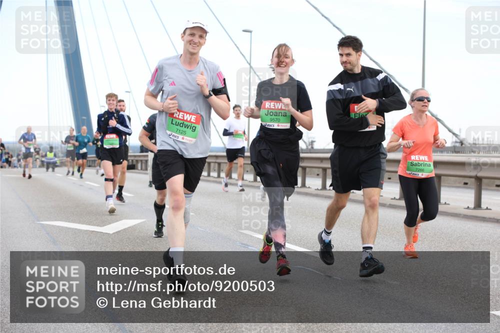 03.10.2025 - Köhlbrandbrückenlauf Lena Gebhardt http://msf.ph/oto/9200503 03.10.2025 15:23:28 Position 1 7125, 9570, 7266 meine-sportfotos.de