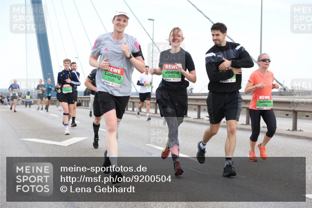 03.10.2025 - Köhlbrandbrückenlauf Lena Gebhardt http://msf.ph/oto/9200504 03.10.2025 15:23:28 Position 1 7125, 9570, 7266 meine-sportfotos.de