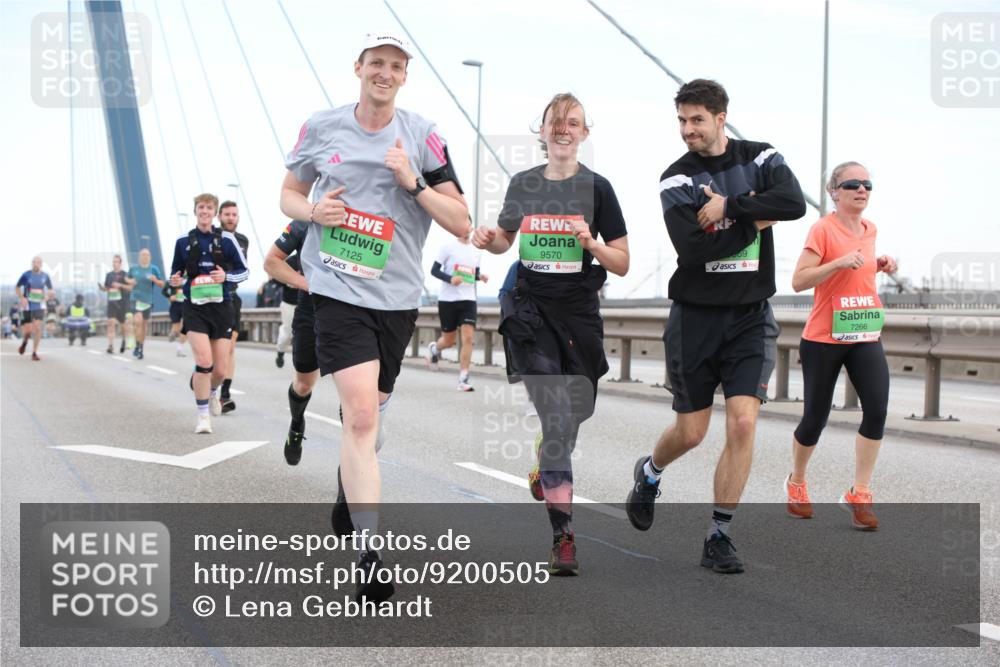 03.10.2025 - Köhlbrandbrückenlauf Lena Gebhardt http://msf.ph/oto/9200505 03.10.2025 15:23:28 Position 1 7125, 9570, 69, 7266 meine-sportfotos.de