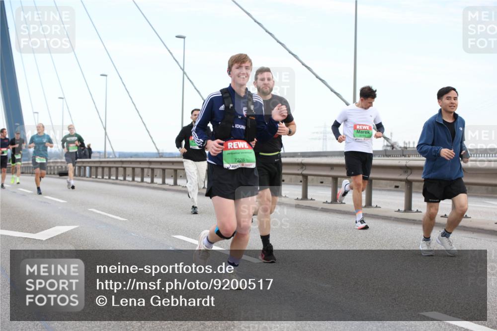 03.10.2025 - Köhlbrandbrückenlauf Lena Gebhardt http://msf.ph/oto/9200517 03.10.2025 15:23:31 Position 1 7228, 8779 meine-sportfotos.de
