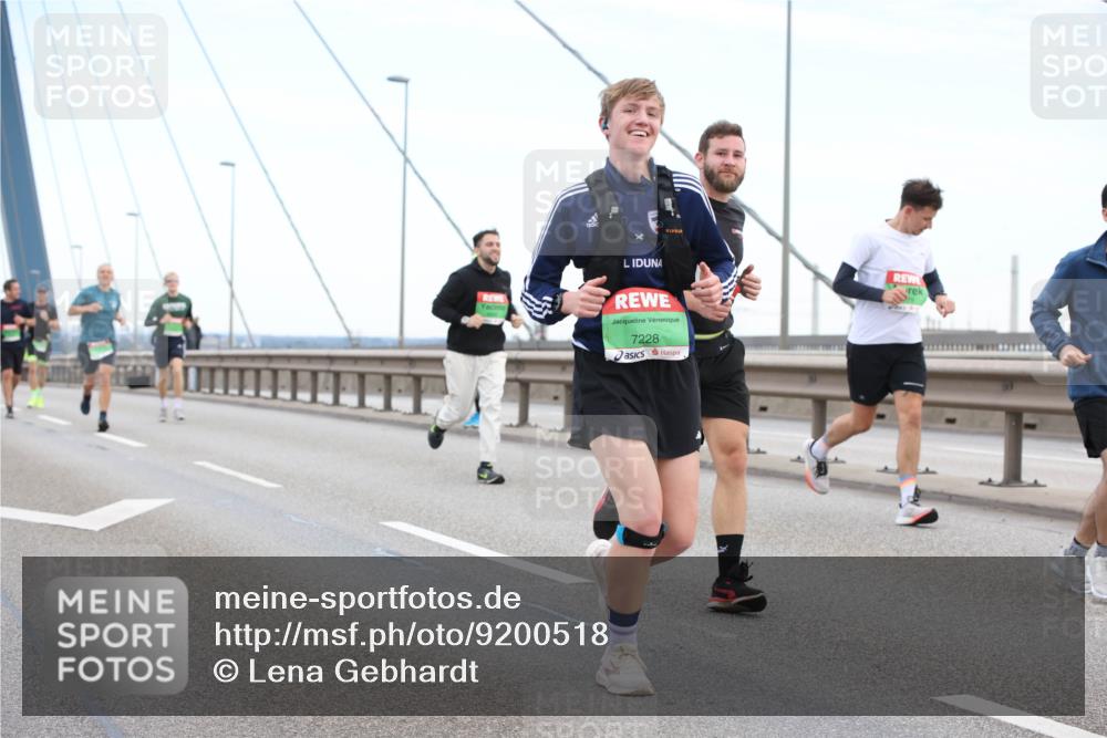 03.10.2025 - Köhlbrandbrückenlauf Lena Gebhardt http://msf.ph/oto/9200518 03.10.2025 15:23:31 Position 1 7228 meine-sportfotos.de