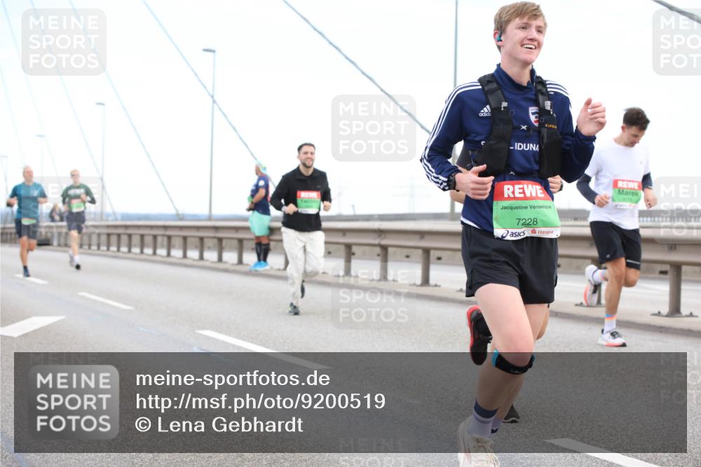 03.10.2025 - Köhlbrandbrückenlauf Lena Gebhardt http://msf.ph/oto/9200519 03.10.2025 15:23:32 Position 1 7228 meine-sportfotos.de