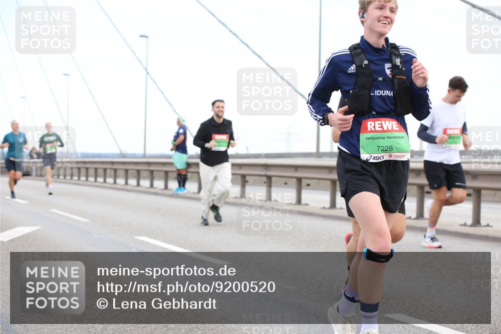 03.10.2025 - Köhlbrandbrückenlauf Lena Gebhardt http://msf.ph/oto/9200520 03.10.2025 15:23:32 Position 1 7228 meine-sportfotos.de
