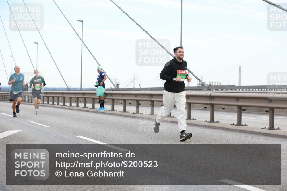 03.10.2025 - Köhlbrandbrückenlauf Lena Gebhardt http://msf.ph/oto/9200523 03.10.2025 15:23:33 Position 1 340 meine-sportfotos.de