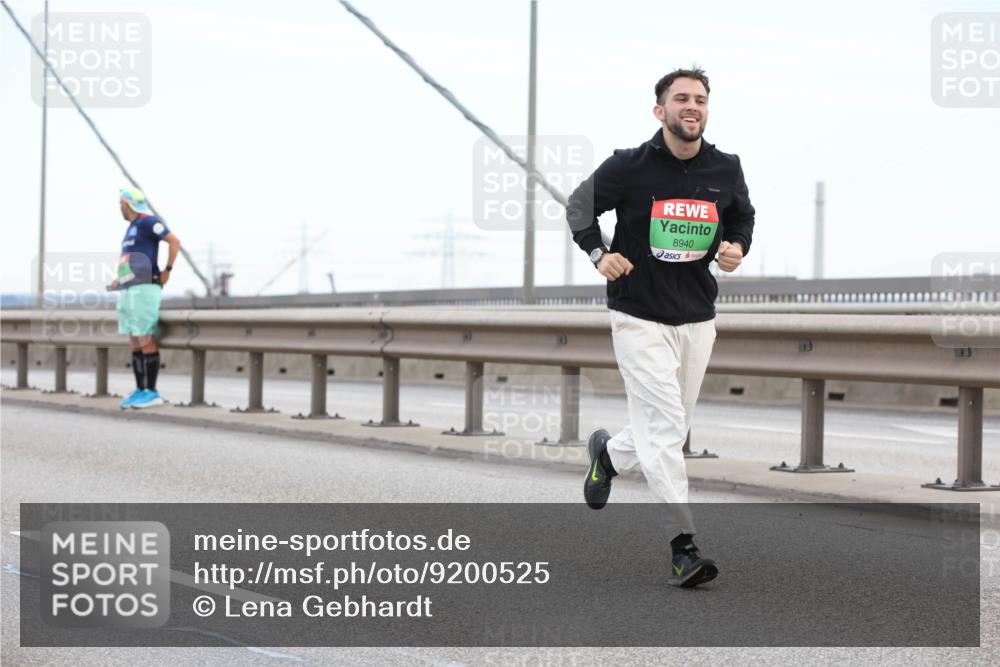 03.10.2025 - Köhlbrandbrückenlauf Lena Gebhardt http://msf.ph/oto/9200525 03.10.2025 15:23:33 Position 1 8940 meine-sportfotos.de