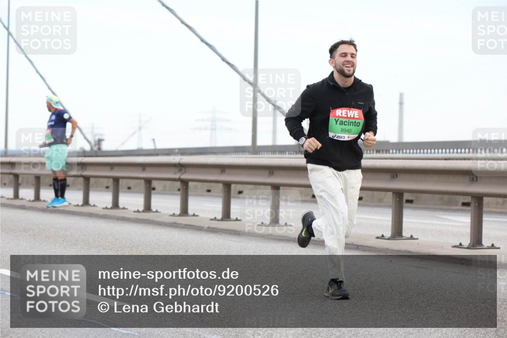 03.10.2025 - Köhlbrandbrückenlauf Lena Gebhardt http://msf.ph/oto/9200526 03.10.2025 15:23:33 Position 1 8940 meine-sportfotos.de