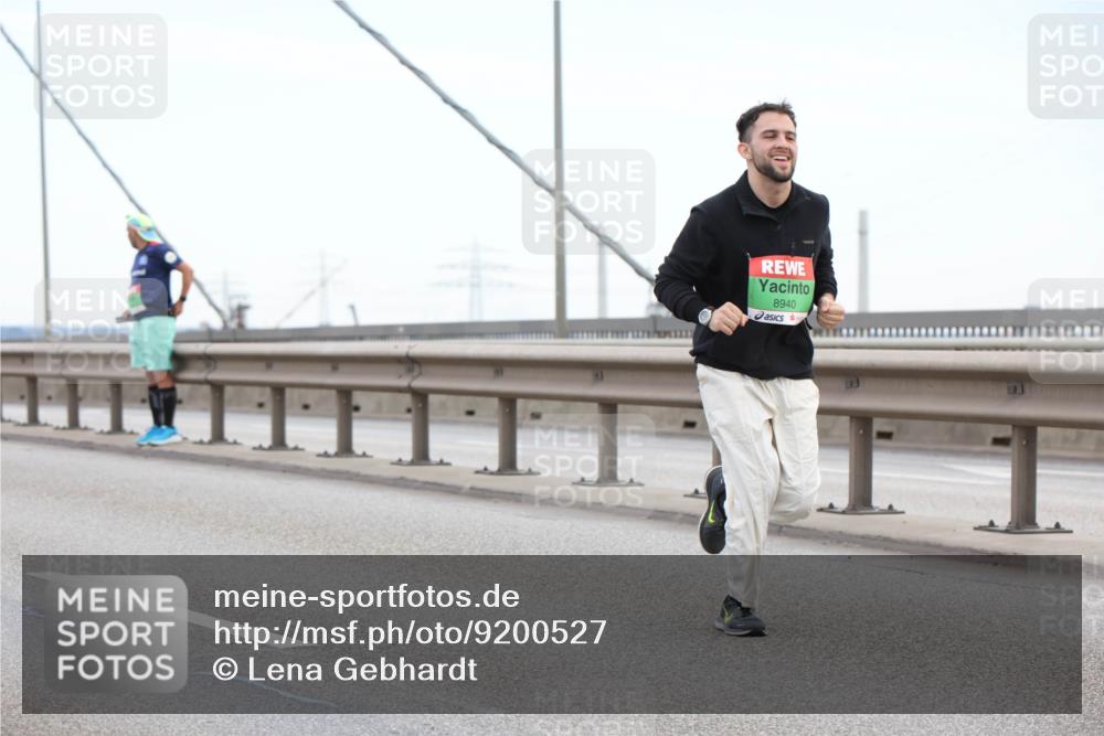 03.10.2025 - Köhlbrandbrückenlauf Lena Gebhardt http://msf.ph/oto/9200527 03.10.2025 15:23:33 Position 1 8940 meine-sportfotos.de