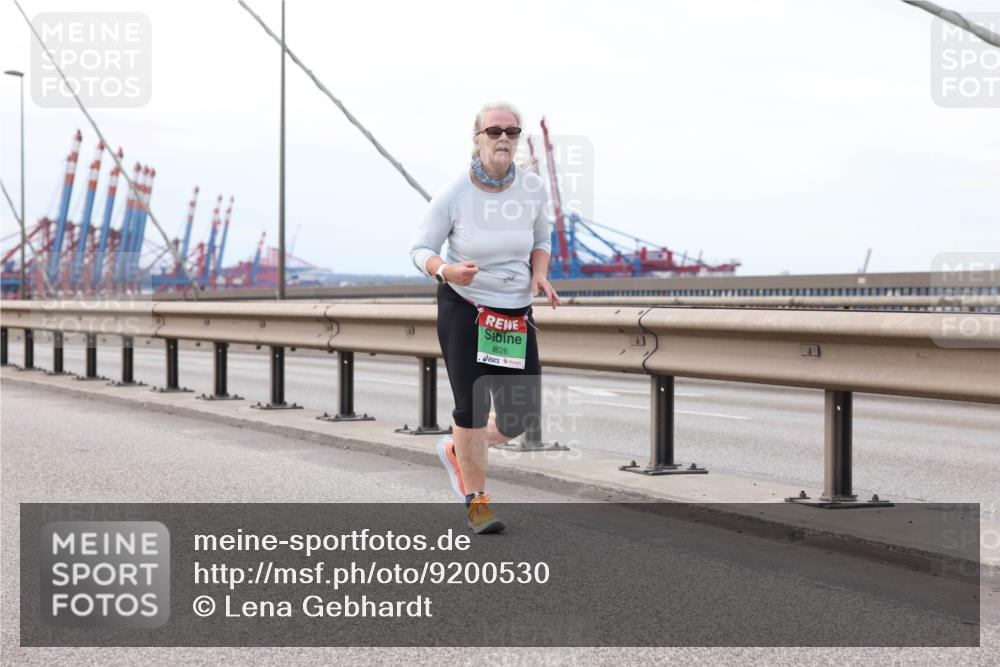 03.10.2025 - Köhlbrandbrückenlauf Lena Gebhardt http://msf.ph/oto/9200530 03.10.2025 16:12:34 Position 2 8626, 77111 meine-sportfotos.de