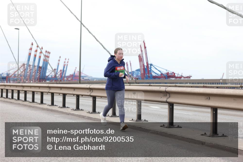 03.10.2025 - Köhlbrandbrückenlauf Lena Gebhardt http://msf.ph/oto/9200535 03.10.2025 16:12:51 Position 2  meine-sportfotos.de