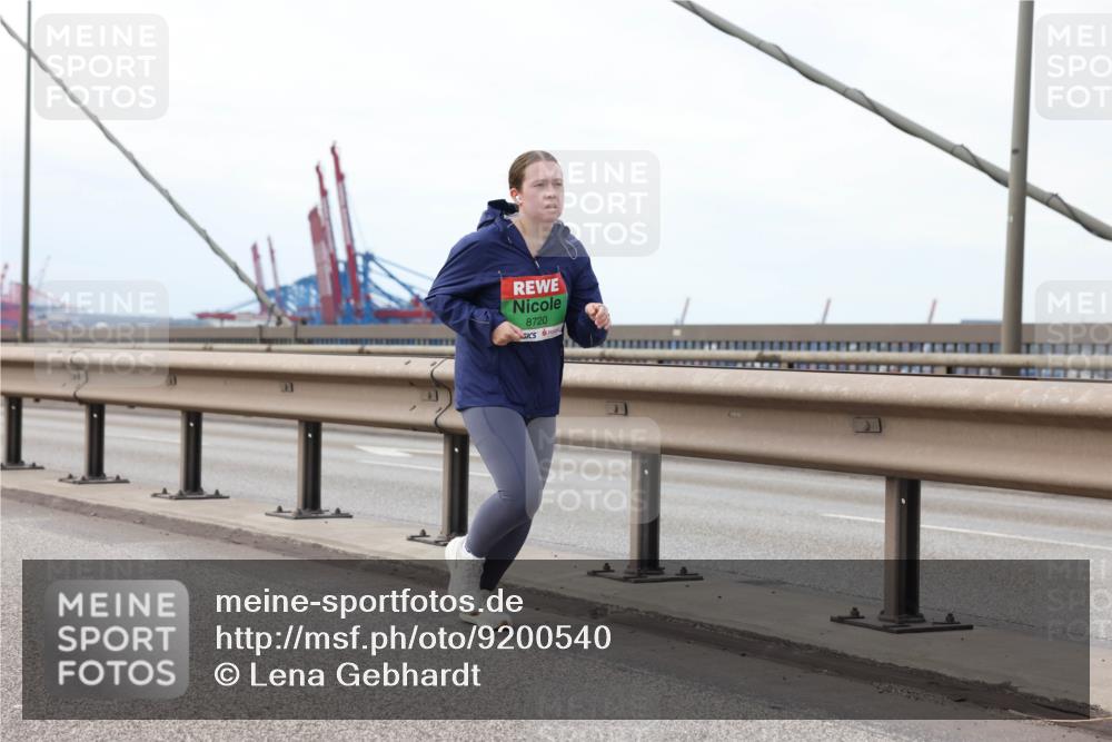 03.10.2025 - Köhlbrandbrückenlauf Lena Gebhardt http://msf.ph/oto/9200540 03.10.2025 16:12:52 Position 2 8720 meine-sportfotos.de