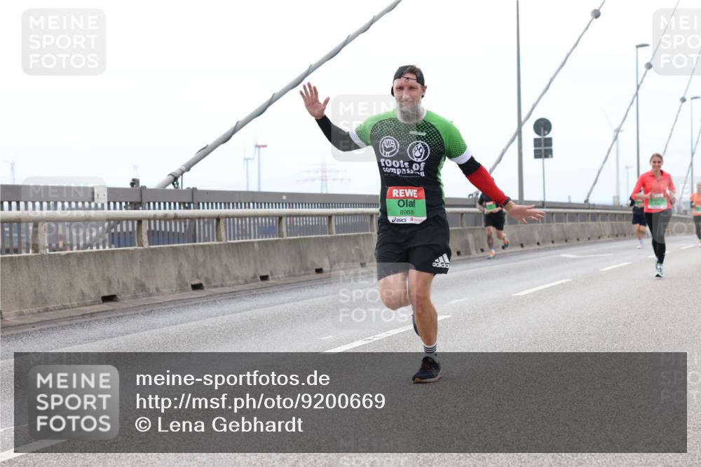 03.10.2025 - Köhlbrandbrückenlauf Lena Gebhardt http://msf.ph/oto/9200669 03.10.2025 15:41:03 Position 2 8988 meine-sportfotos.de
