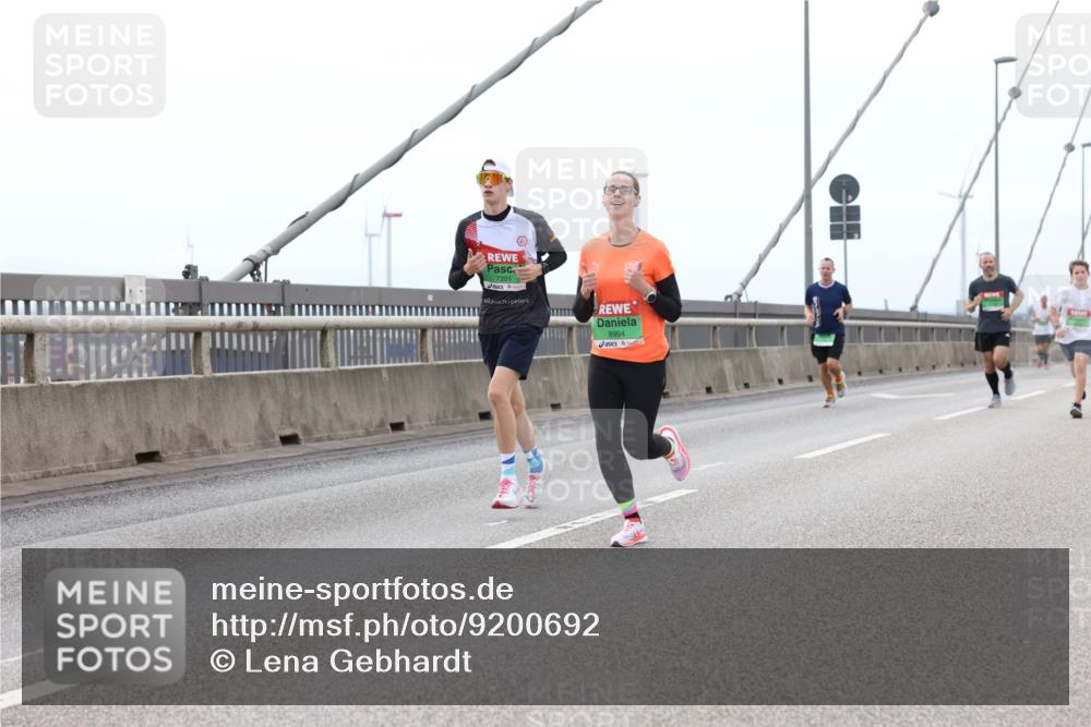 03.10.2025 - Köhlbrandbrückenlauf Lena Gebhardt http://msf.ph/oto/9200692 03.10.2025 15:41:11 Position 2 72011, 8994 meine-sportfotos.de