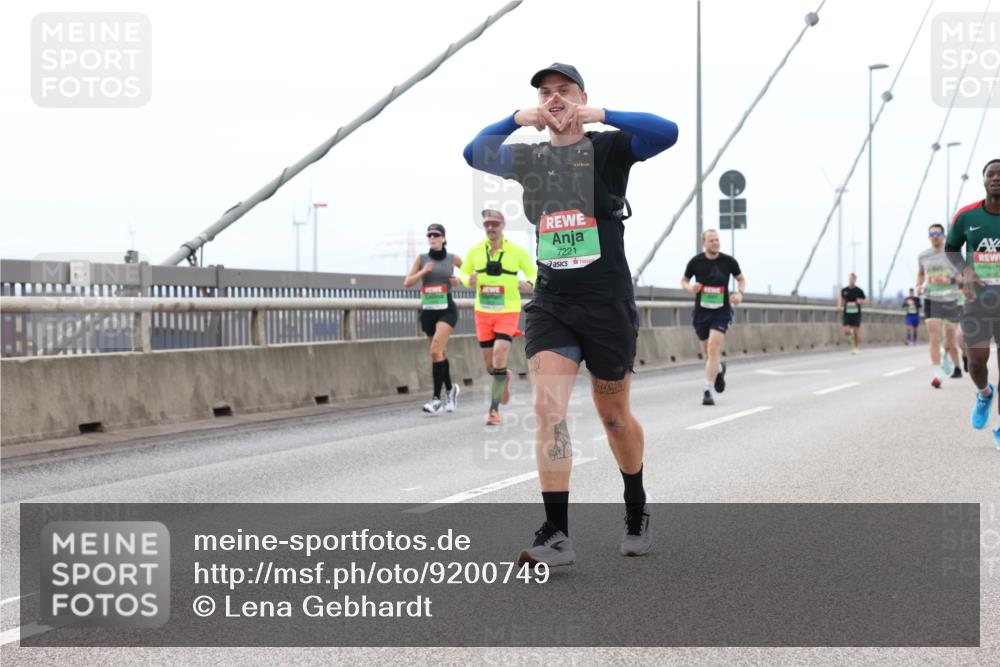 03.10.2025 - Köhlbrandbrückenlauf Lena Gebhardt http://msf.ph/oto/9200749 03.10.2025 15:41:33 Position 2 7221 meine-sportfotos.de