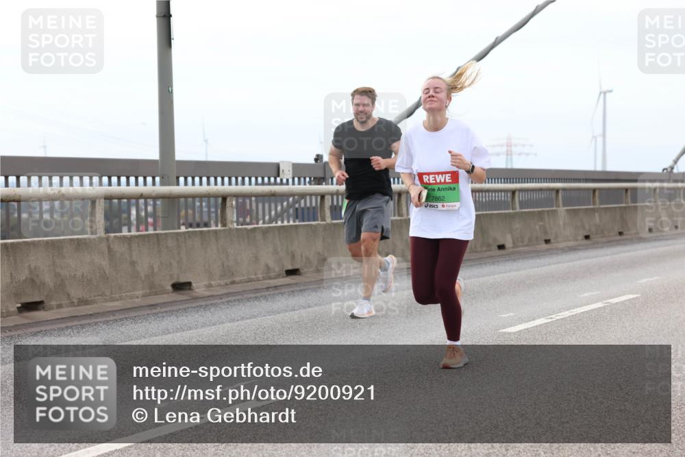 03.10.2025 - Köhlbrandbrückenlauf Lena Gebhardt http://msf.ph/oto/9200921 03.10.2025 15:42:32 Position 2 7862 meine-sportfotos.de