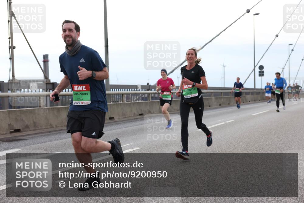 03.10.2025 - Köhlbrandbrückenlauf Lena Gebhardt http://msf.ph/oto/9200950 03.10.2025 15:42:39 Position 2 7513, 7428 meine-sportfotos.de