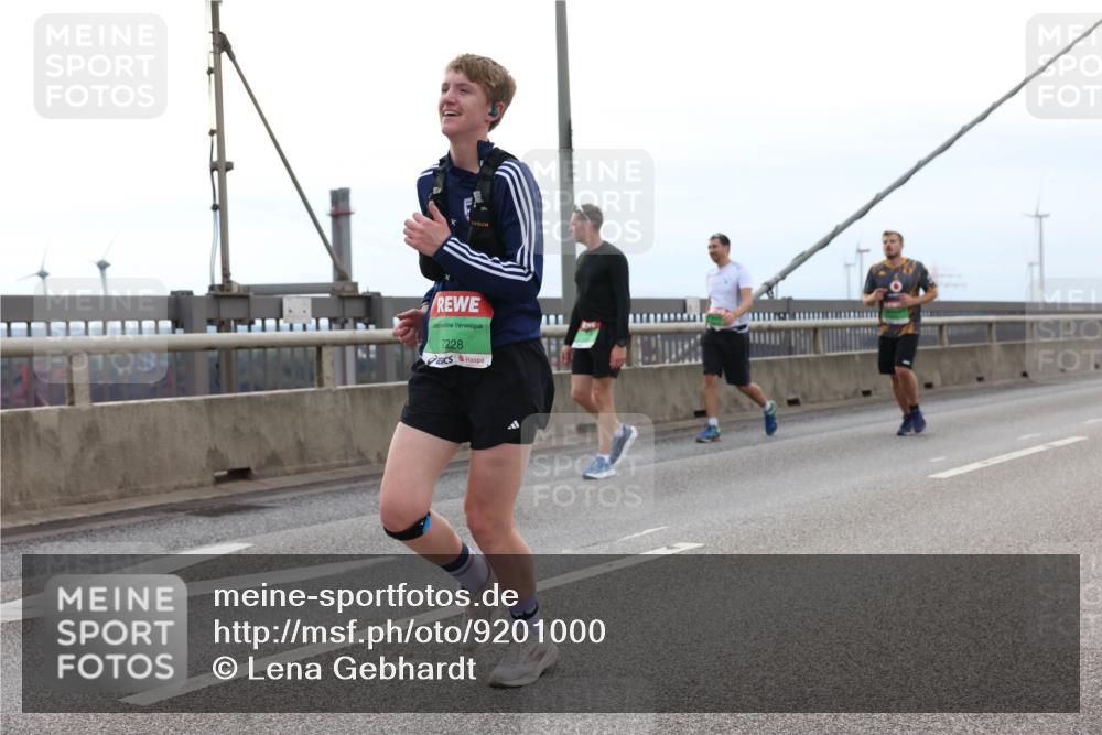 03.10.2025 - Köhlbrandbrückenlauf Lena Gebhardt http://msf.ph/oto/9201000 03.10.2025 15:42:51 Position 2 7228 meine-sportfotos.de