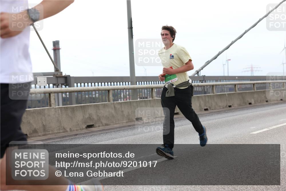 03.10.2025 - Köhlbrandbrückenlauf Lena Gebhardt http://msf.ph/oto/9201017 03.10.2025 15:42:55 Position 2 7263 meine-sportfotos.de
