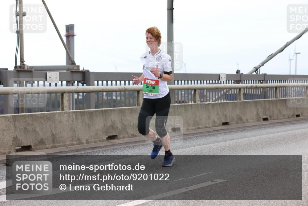 03.10.2025 - Köhlbrandbrückenlauf Lena Gebhardt http://msf.ph/oto/9201022 03.10.2025 15:43:01 Position 2 7448 meine-sportfotos.de