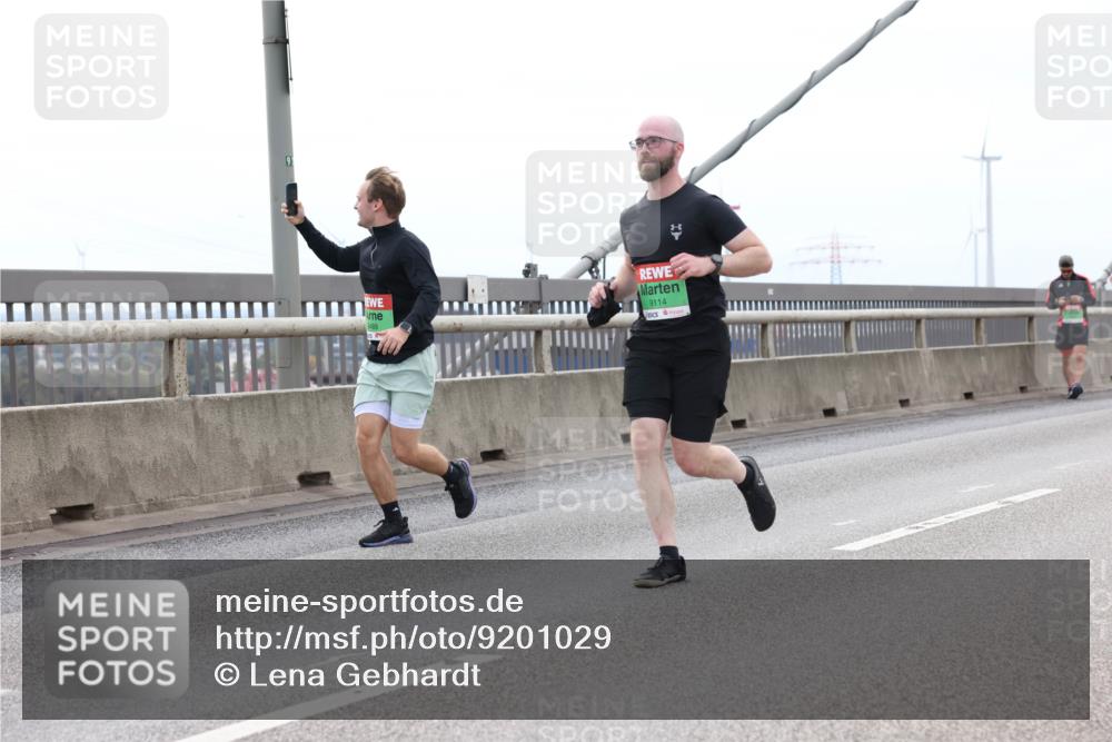 03.10.2025 - Köhlbrandbrückenlauf Lena Gebhardt http://msf.ph/oto/9201029 03.10.2025 15:43:04 Position 2 91, 9489, 9114 meine-sportfotos.de