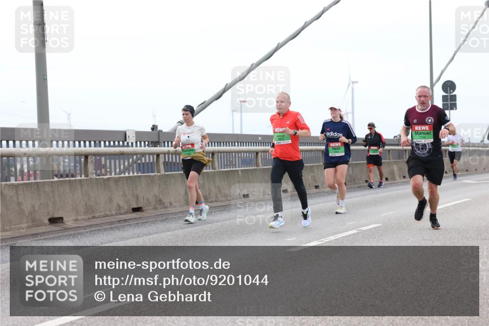 03.10.2025 - Köhlbrandbrückenlauf Lena Gebhardt http://msf.ph/oto/9201044 03.10.2025 15:43:10 Position 2 91, 7798 meine-sportfotos.de