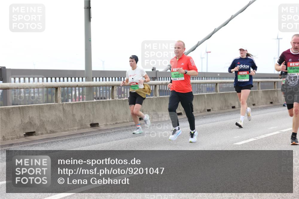 03.10.2025 - Köhlbrandbrückenlauf Lena Gebhardt http://msf.ph/oto/9201047 03.10.2025 15:43:10 Position 2 91, 9672, 7798 meine-sportfotos.de