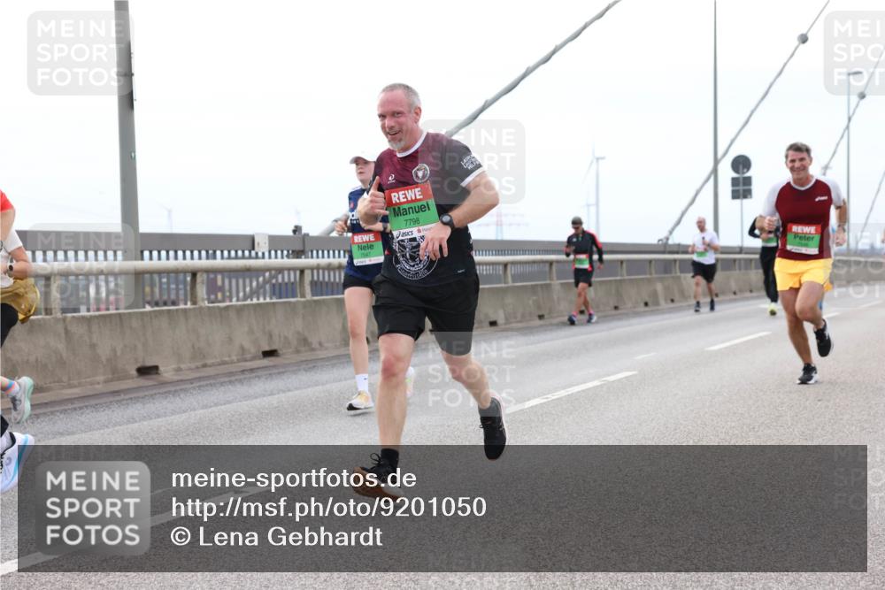 03.10.2025 - Köhlbrandbrückenlauf Lena Gebhardt http://msf.ph/oto/9201050 03.10.2025 15:43:11 Position 2 7798 meine-sportfotos.de