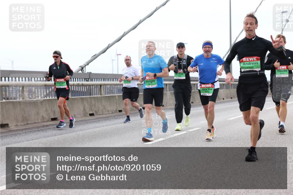 03.10.2025 - Köhlbrandbrückenlauf Lena Gebhardt http://msf.ph/oto/9201059 03.10.2025 15:43:15 Position 2 8813, 9596, 7168, 8925 meine-sportfotos.de
