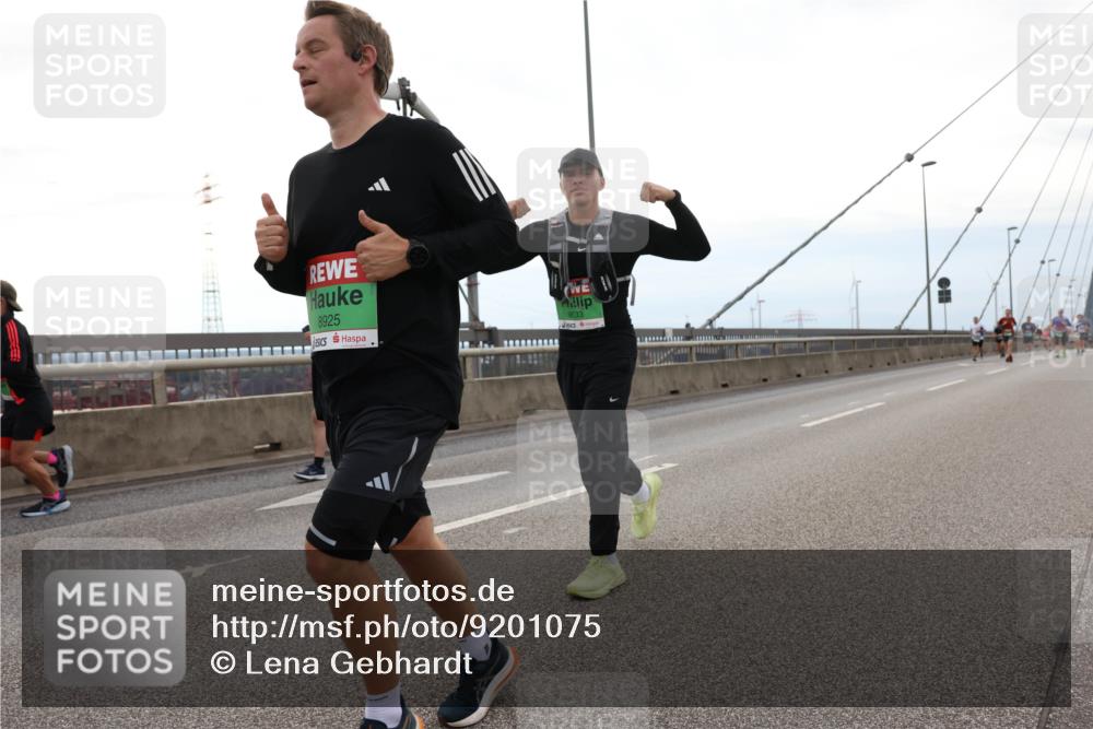03.10.2025 - Köhlbrandbrückenlauf Lena Gebhardt http://msf.ph/oto/9201075 03.10.2025 15:43:19 Position 2 8925, 9633 meine-sportfotos.de