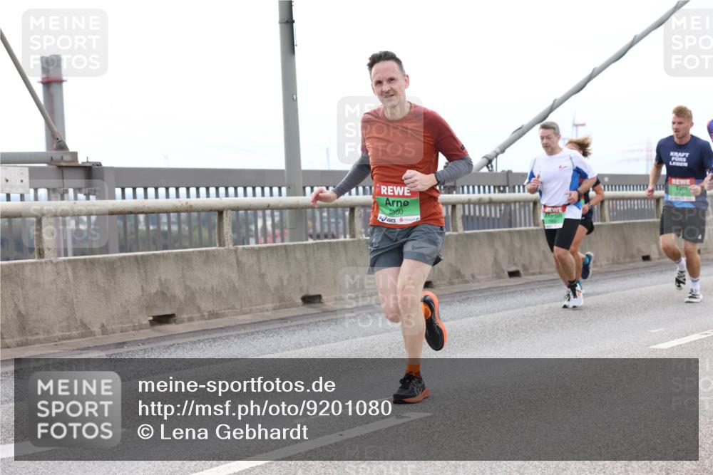 03.10.2025 - Köhlbrandbrückenlauf Lena Gebhardt http://msf.ph/oto/9201080 03.10.2025 15:43:26 Position 2 8880 meine-sportfotos.de