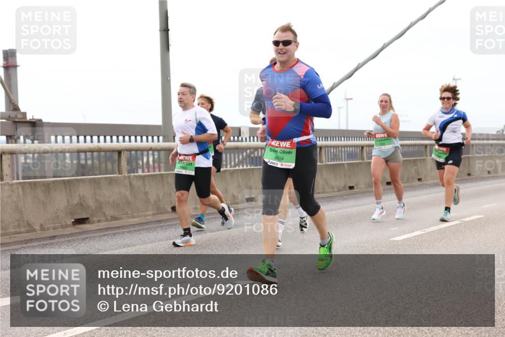 03.10.2025 - Köhlbrandbrückenlauf Lena Gebhardt http://msf.ph/oto/9201086 03.10.2025 15:43:27 Position 2 7402, 8924 meine-sportfotos.de