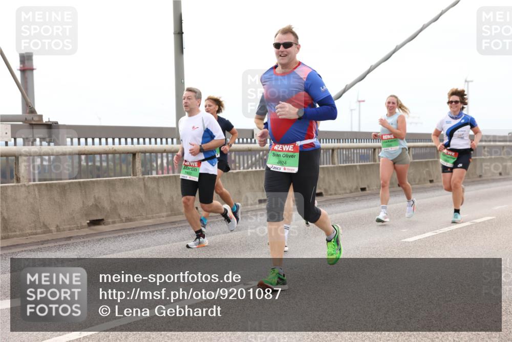 03.10.2025 - Köhlbrandbrückenlauf Lena Gebhardt http://msf.ph/oto/9201087 03.10.2025 15:43:27 Position 2 7402, 8924 meine-sportfotos.de