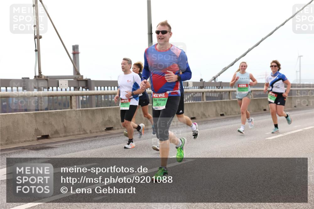 03.10.2025 - Köhlbrandbrückenlauf Lena Gebhardt http://msf.ph/oto/9201088 03.10.2025 15:43:28 Position 2 7402, 824 meine-sportfotos.de