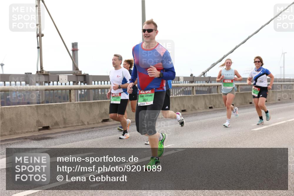03.10.2025 - Köhlbrandbrückenlauf Lena Gebhardt http://msf.ph/oto/9201089 03.10.2025 15:43:28 Position 2 7402, 8924 meine-sportfotos.de
