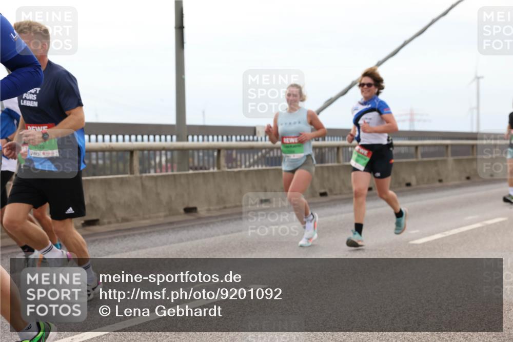 03.10.2025 - Köhlbrandbrückenlauf Lena Gebhardt http://msf.ph/oto/9201092 03.10.2025 15:43:28 Position 2 9149 meine-sportfotos.de
