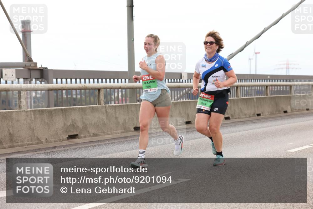03.10.2025 - Köhlbrandbrückenlauf Lena Gebhardt http://msf.ph/oto/9201094 03.10.2025 15:43:29 Position 2 7056, 7085 meine-sportfotos.de