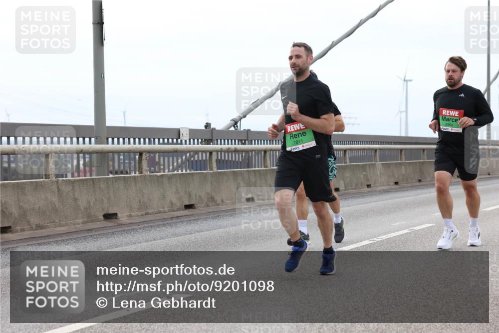 03.10.2025 - Köhlbrandbrückenlauf Lena Gebhardt http://msf.ph/oto/9201098 03.10.2025 15:43:30 Position 2 7811, 8966 meine-sportfotos.de