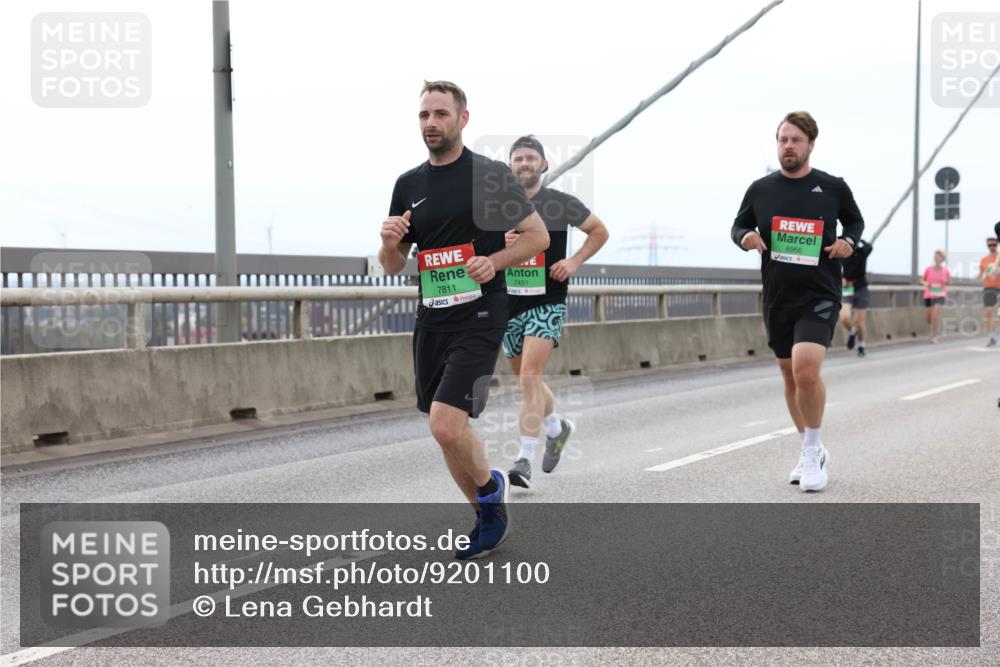 03.10.2025 - Köhlbrandbrückenlauf Lena Gebhardt http://msf.ph/oto/9201100 03.10.2025 15:43:31 Position 2 7811, 7451, 8966 meine-sportfotos.de