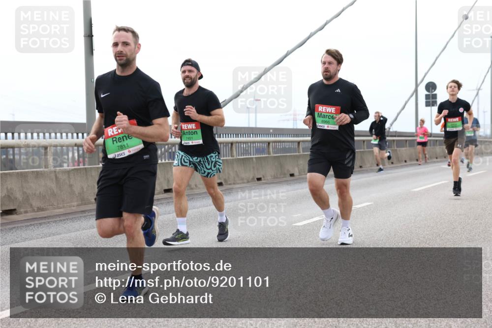 03.10.2025 - Köhlbrandbrückenlauf Lena Gebhardt http://msf.ph/oto/9201101 03.10.2025 15:43:31 Position 2 7811, 7451, 8966 meine-sportfotos.de